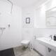 Deluxe Badezimmer mit Dusche und Toilette barrierefrei im Hotel Sarah in Heinsberg