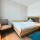 Deluxe Einzelzimmer mit Sessel im Hotel Sarah in Heinsberg