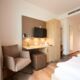 Deluxe Doppelzimmer mit Schreibtisch und Schrank im Hotel Sarah in Heinsberg